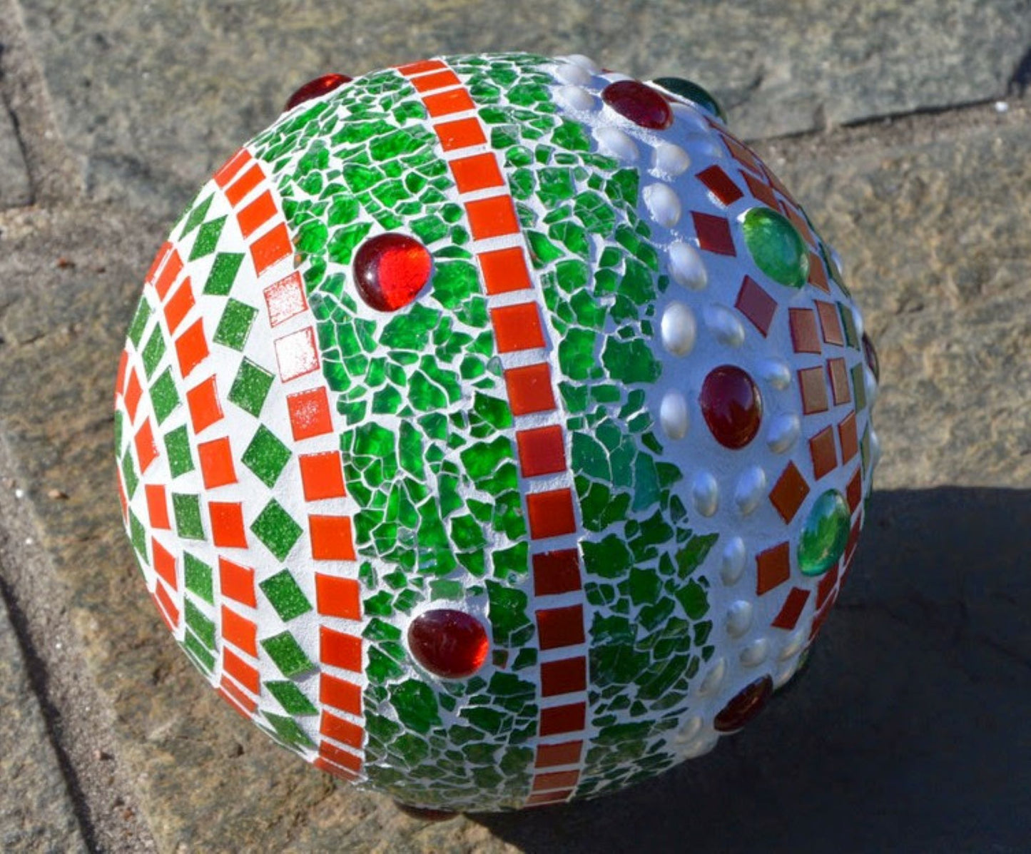 Rosenkugel Grün Rote Perle 15 cm Gartenkugel Mosaikkugel - Mosaikkasten deko dekoidee