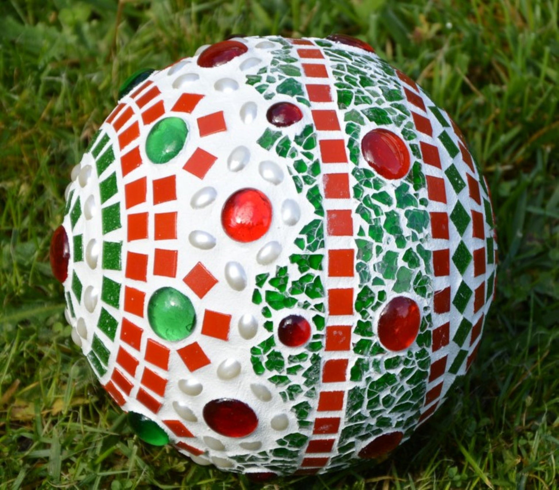 Rosenkugel Grün Rote Perle 15 cm Gartenkugel Mosaikkugel - Mosaikkasten deko dekoidee