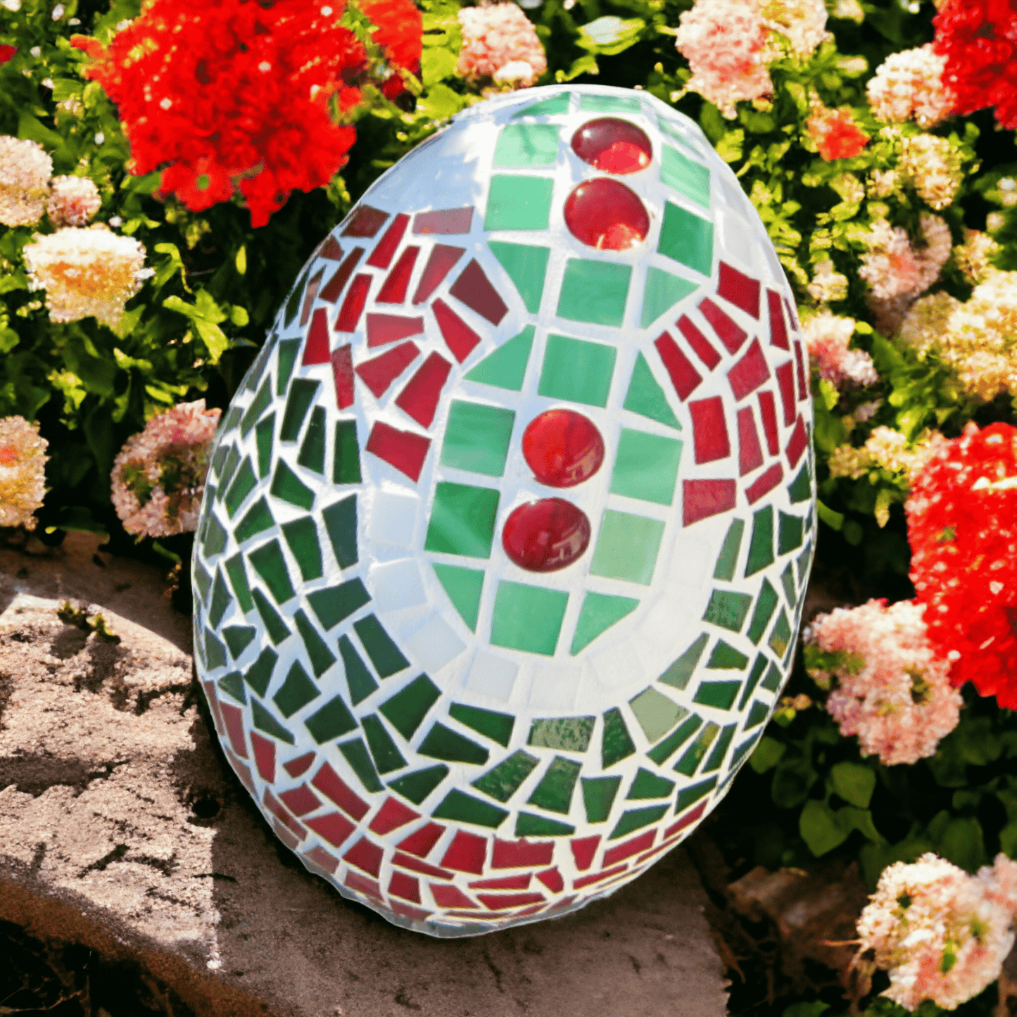Handgefertigtes Osterei grün rot weiß 20 cm - Einzelstück - Mosaikkasten Deko für draußen Dekoidee