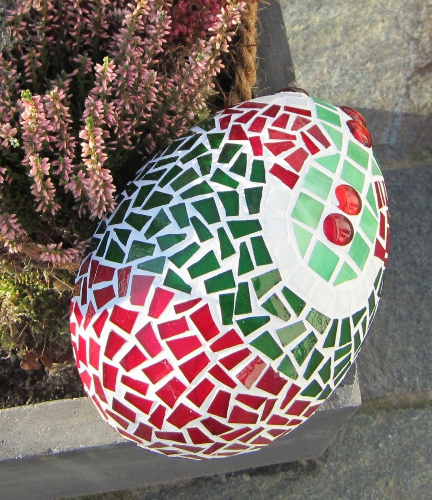 Handgefertigtes Osterei grün rot weiß 20 cm - Einzelstück - Mosaikkasten Deko für draußen Dekoidee