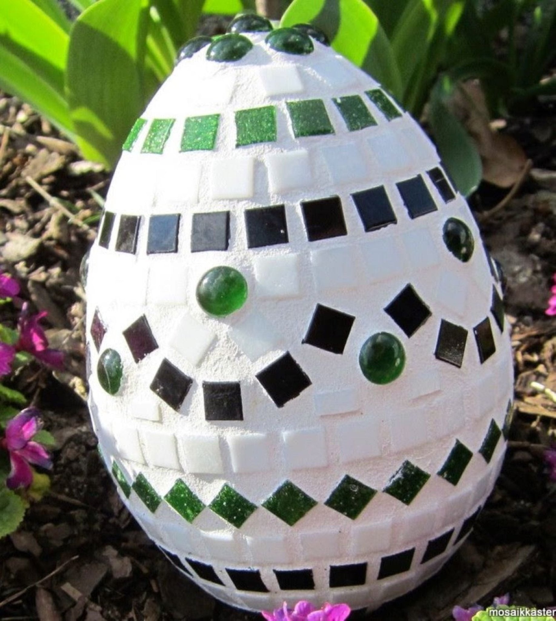 Handgefertigtes Osterei grün schwarz weiß 15 cm - Mosaikkasten abverkauf Deko für draußen