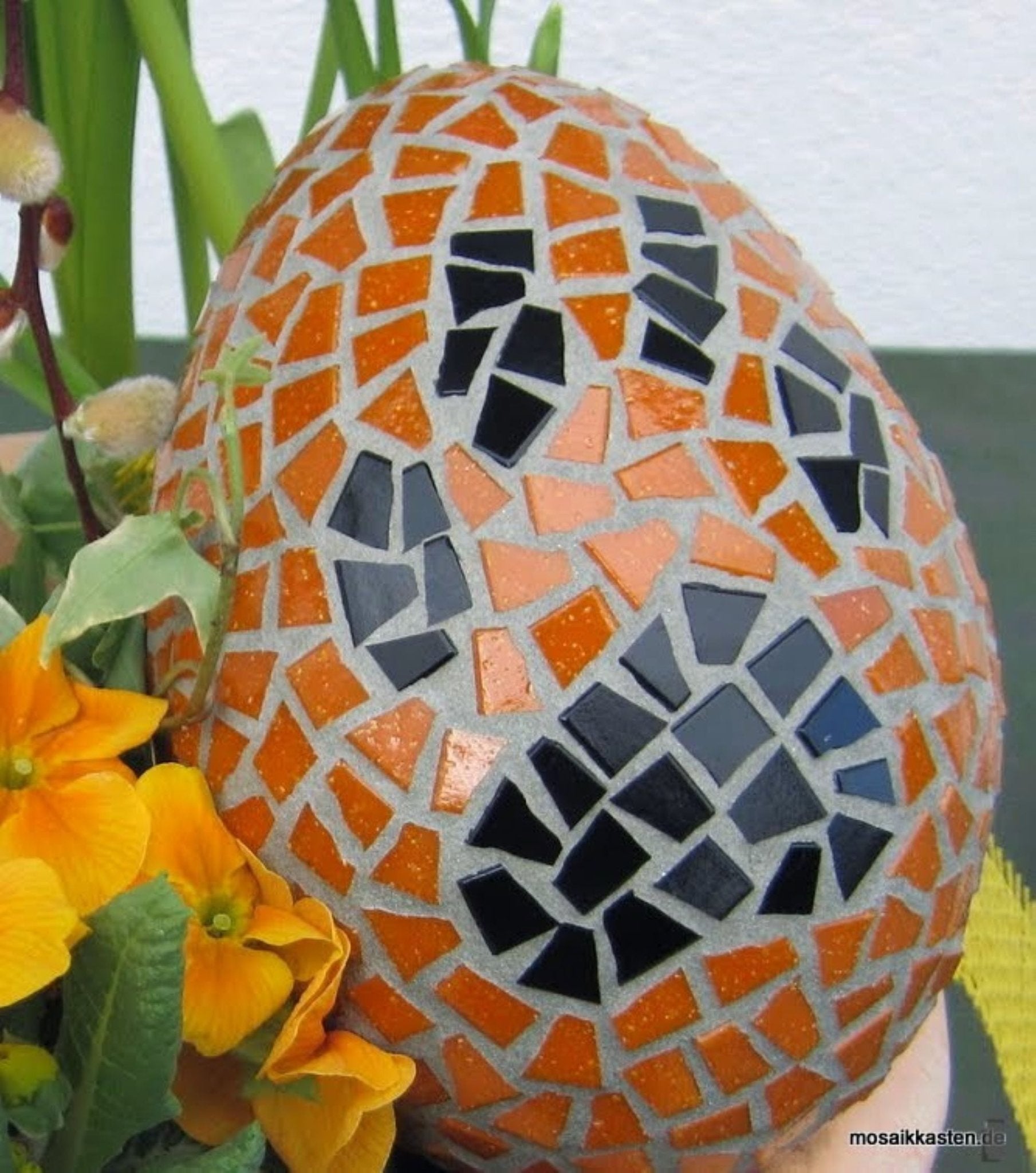 Handgemachtes Mosaikei Pfoty orange schwarz 15 cm - Mosaikkasten Abverkauf Deko für draußen