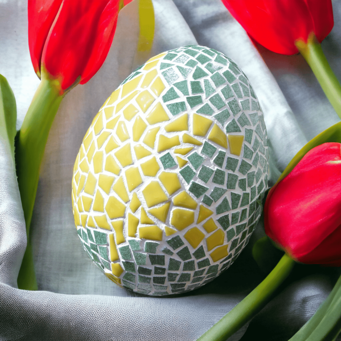 Handgemachtes Osterei grün gelb 20 cm hoch - Einzelstück - Mosaikkasten Deko für draußen Dekoidee