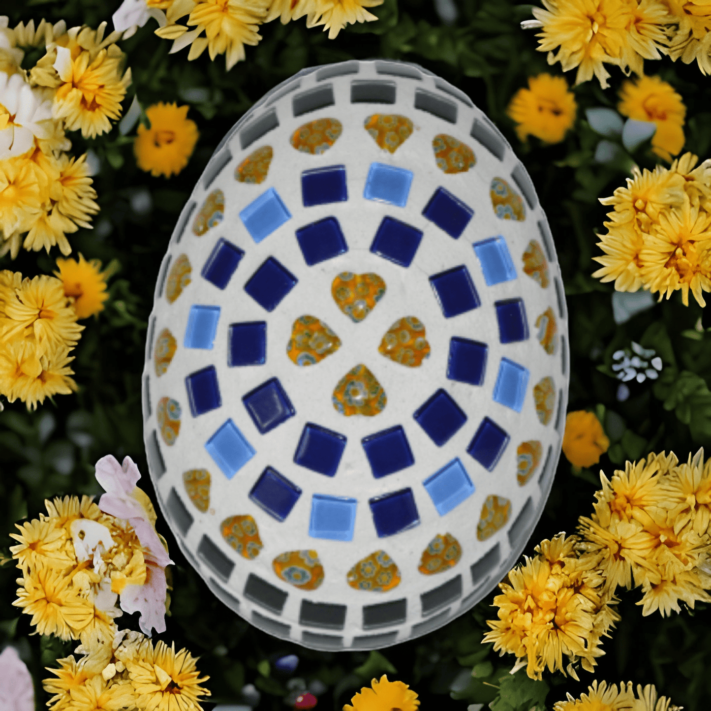Handgemachtes Osterei mit Herz blau gelb schwarz 12 cm - Einzelstück - Mosaikkasten blau Deko für draußen