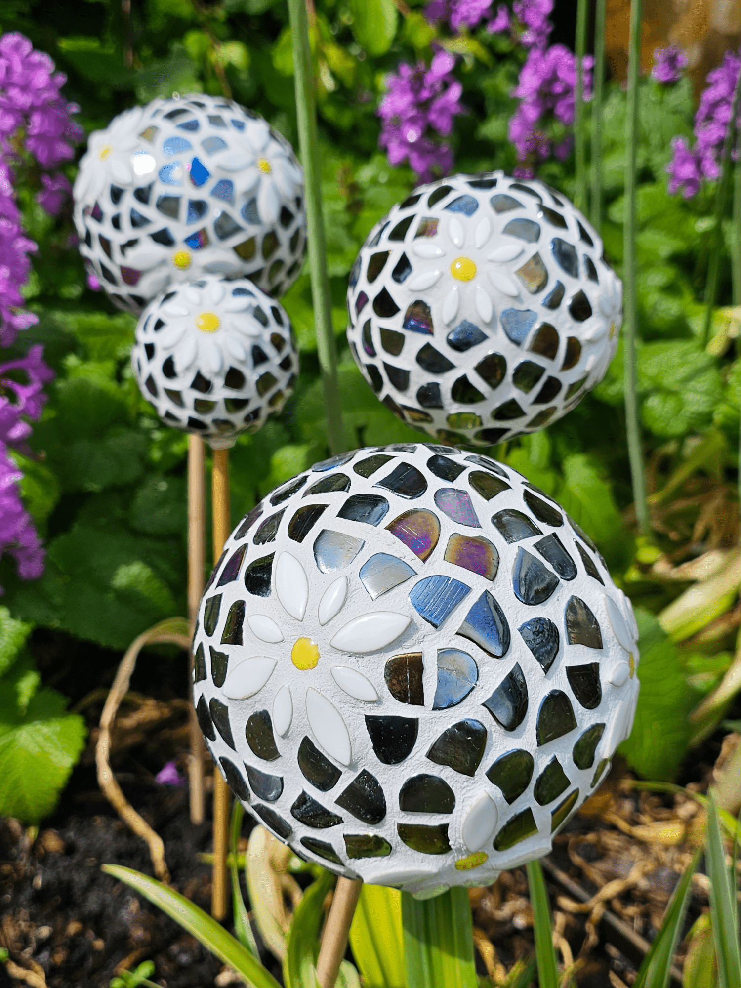 Mosaik Gartenkugel in 3 Größen lila weiß - Rosenkugel Dekokugel Stele - Mosaikkasten blume deko