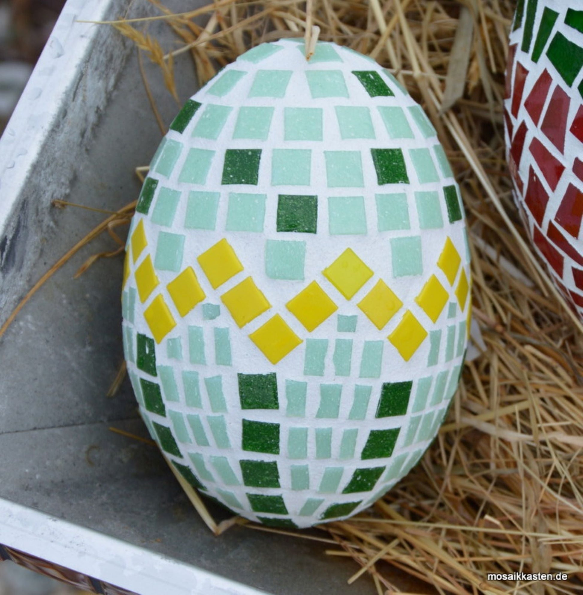 Mosaik Osterei grün gelb 12 cm - handgemacht Osterdeko - Mosaikkasten Abverkauf Deko für draußen