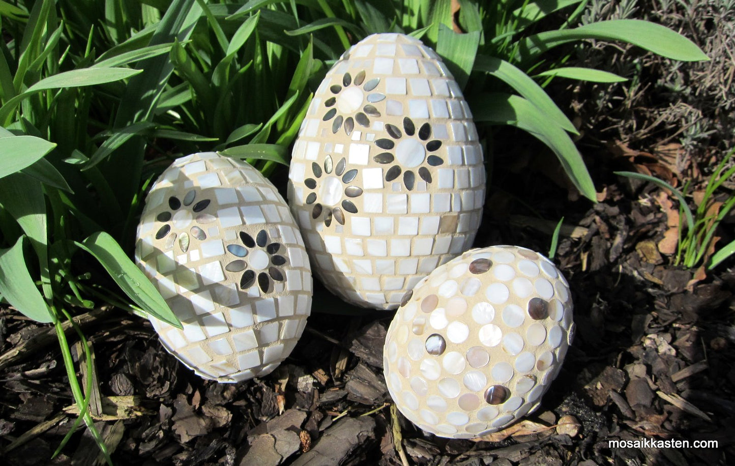 Mosaik Osterei Perlmutt Blume in 3 Größen - Mosaikkasten Deko für draußen Dekoidee