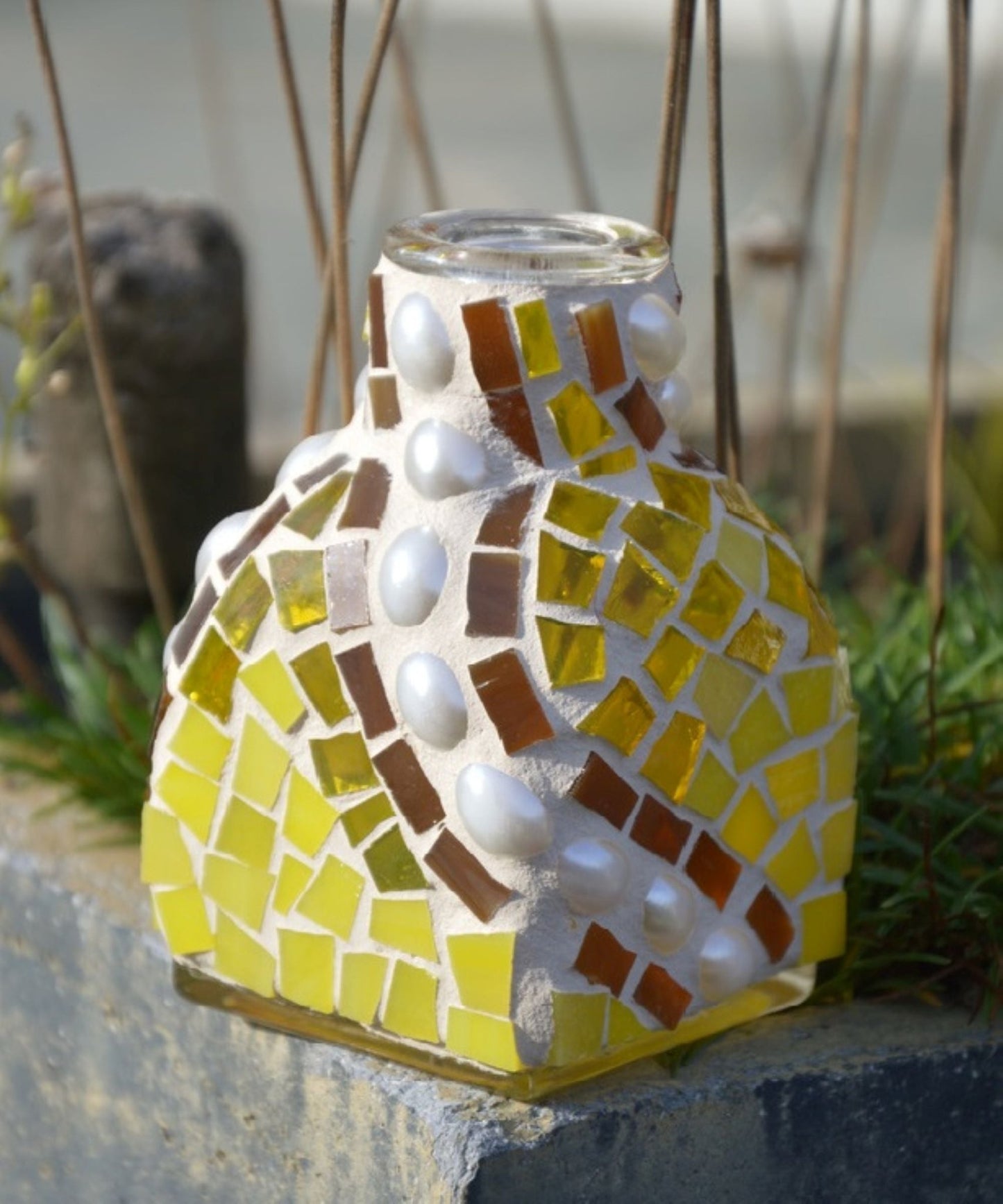 Mosaikdeko Perlentraum gelb 95 mm cm hoch – Einzelstück - handgemacht - Räucherstäbchenhalter Duftspender Vase #0126 - Mosaikkasten aus alt mach neu braun