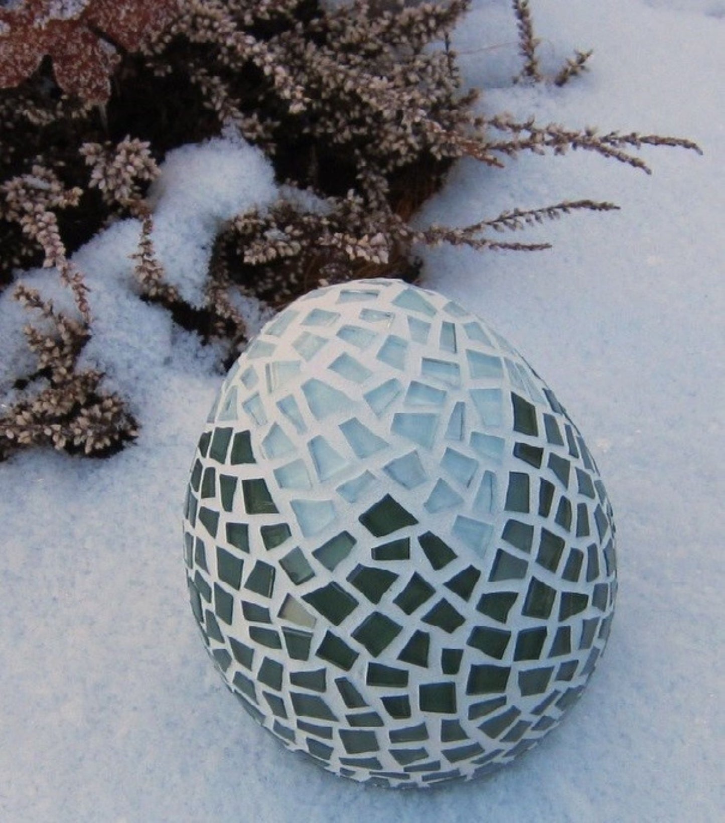 Osterei aufgeschlagen grün weiß oder rot weiß 15 cm - handgemacht - Mosaikkasten abverkauf Deko für draußen