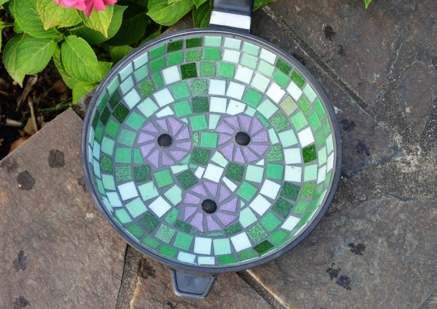 Vogeltränke Vogelbad grün lila 29 cm - Einzelstück - Mosaikkasten aus alt mach neu bienenfreund