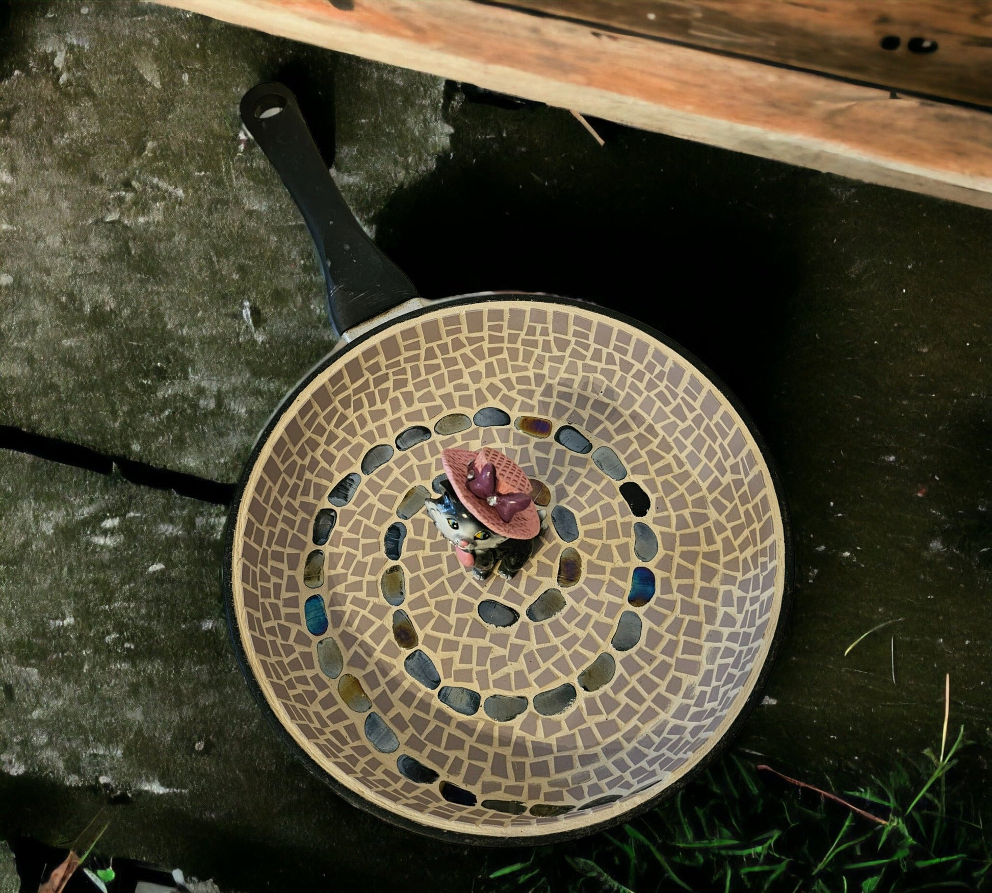 Vogeltränke Vogelbad Katze mit Hut 29 cm - Einzelstück - Mosaikkasten aus alt mach neu bienenfreund