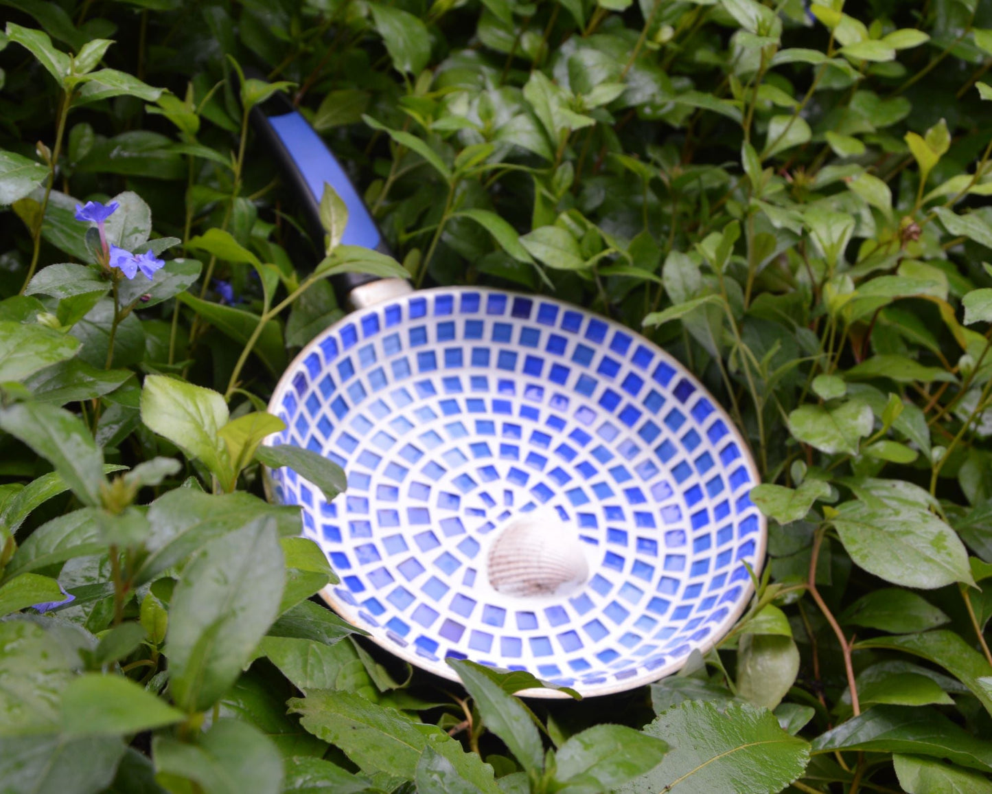 Vogeltränke Vogelbad Muschel blau 21 cm - Einzelstück - Mosaikkasten aus alt mach neu bienenfreund