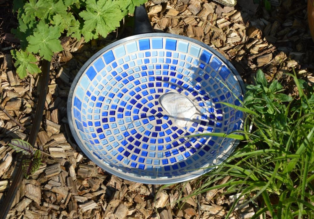 Vogeltränke Vogelbad Muschel blau 29 cm - Einzelstück - Mosaikkasten aus alt mach neu bienenfreund